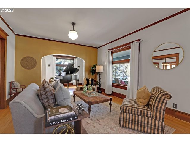 2406 Ne HALSEY St, Portland, OR 97232