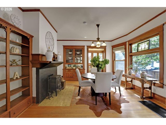 2406 Ne HALSEY St, Portland, OR 97232