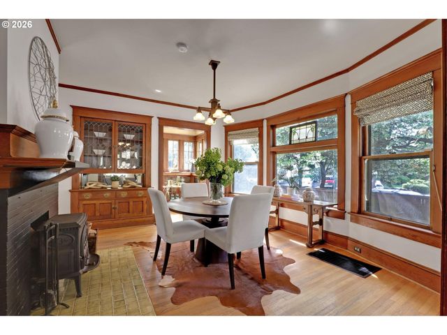 2406 Ne HALSEY St, Portland, OR 97232