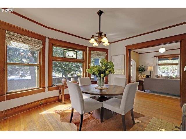 2406 Ne HALSEY St, Portland, OR 97232