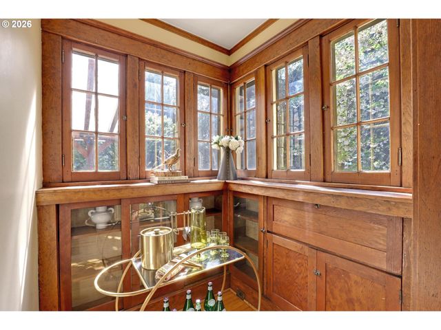 2406 Ne HALSEY St, Portland, OR 97232