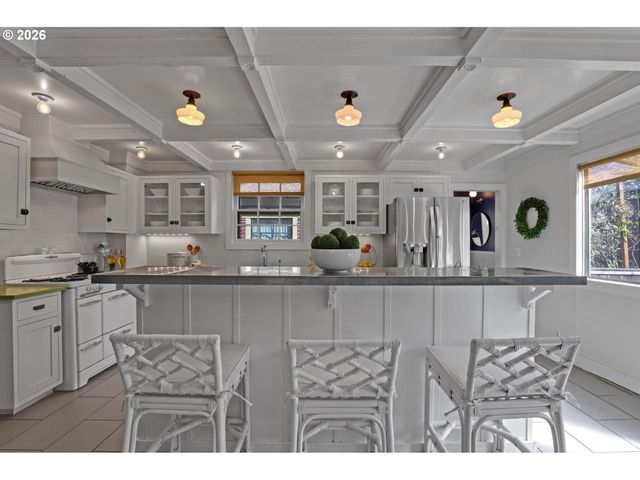 2406 Ne HALSEY St, Portland, OR 97232