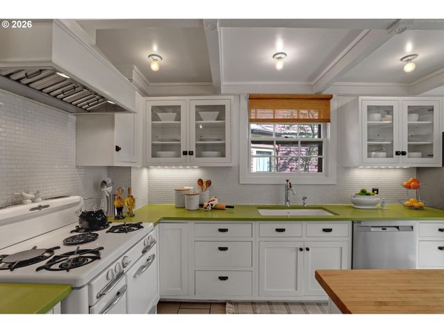 2406 Ne HALSEY St, Portland, OR 97232