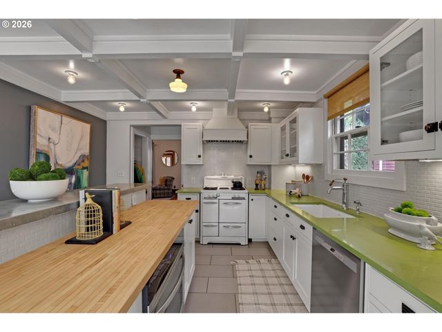 2406 Ne HALSEY St, Portland, OR 97232