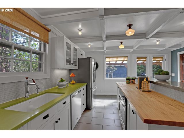 2406 Ne HALSEY St, Portland, OR 97232