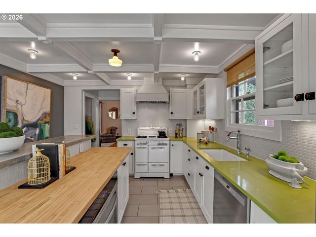 2406 Ne HALSEY St, Portland, OR 97232