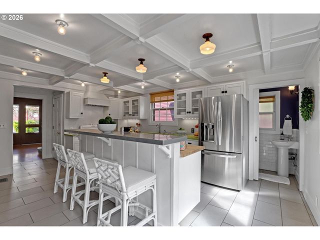 2406 Ne HALSEY St, Portland, OR 97232