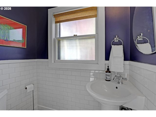 2406 Ne HALSEY St, Portland, OR 97232