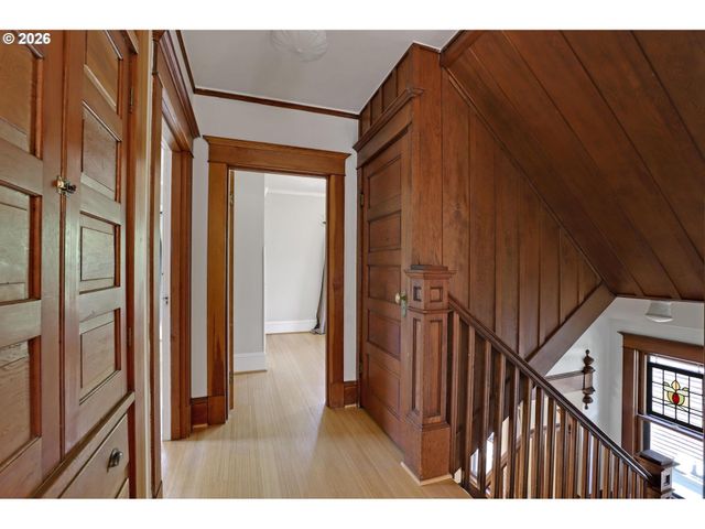 2406 Ne HALSEY St, Portland, OR 97232