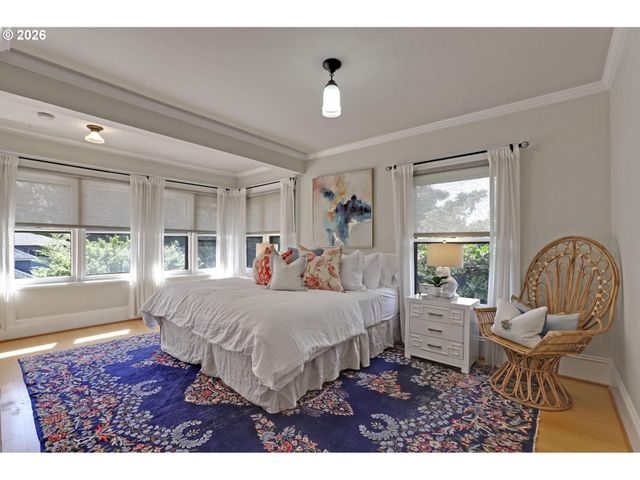 2406 Ne HALSEY St, Portland, OR 97232