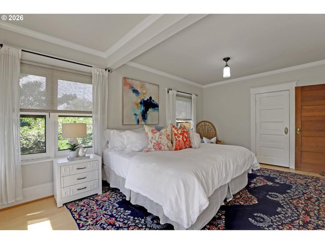 2406 Ne HALSEY St, Portland, OR 97232