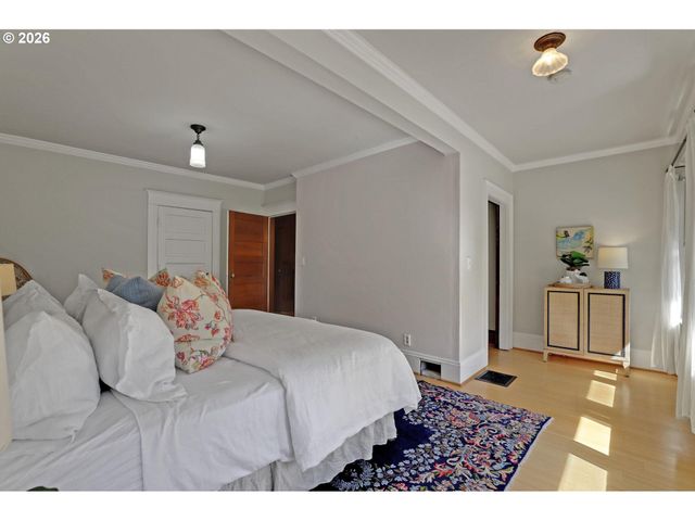 2406 Ne HALSEY St, Portland, OR 97232