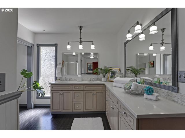 2406 Ne HALSEY St, Portland, OR 97232