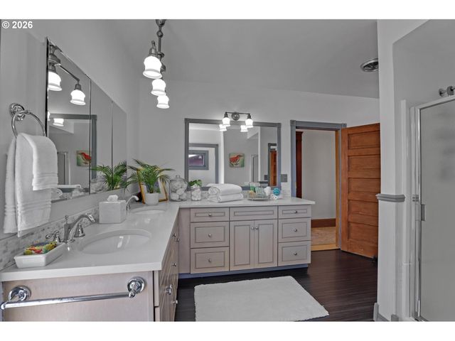 2406 Ne HALSEY St, Portland, OR 97232