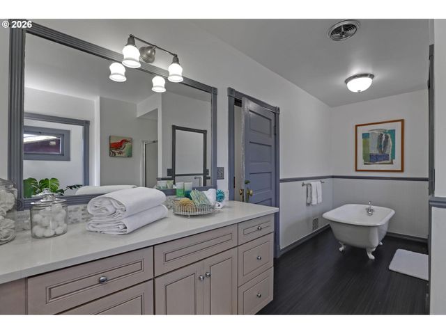 2406 Ne HALSEY St, Portland, OR 97232