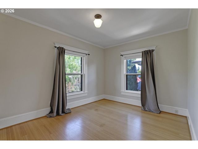 2406 Ne HALSEY St, Portland, OR 97232