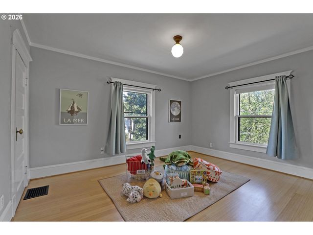 2406 Ne HALSEY St, Portland, OR 97232