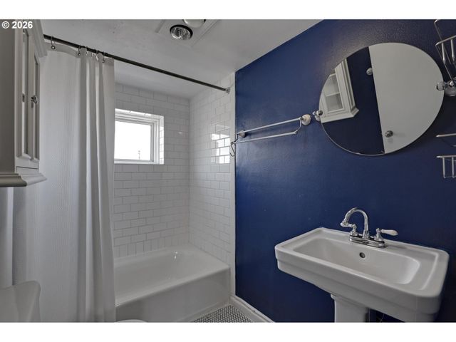 2406 Ne HALSEY St, Portland, OR 97232