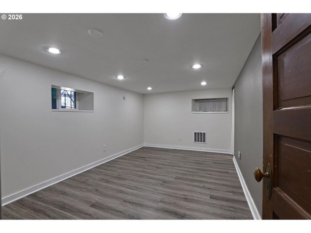 2406 Ne HALSEY St, Portland, OR 97232