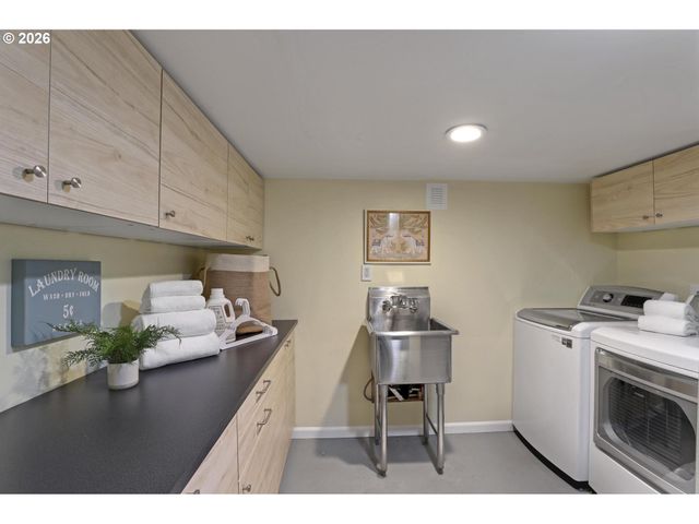 2406 Ne HALSEY St, Portland, OR 97232