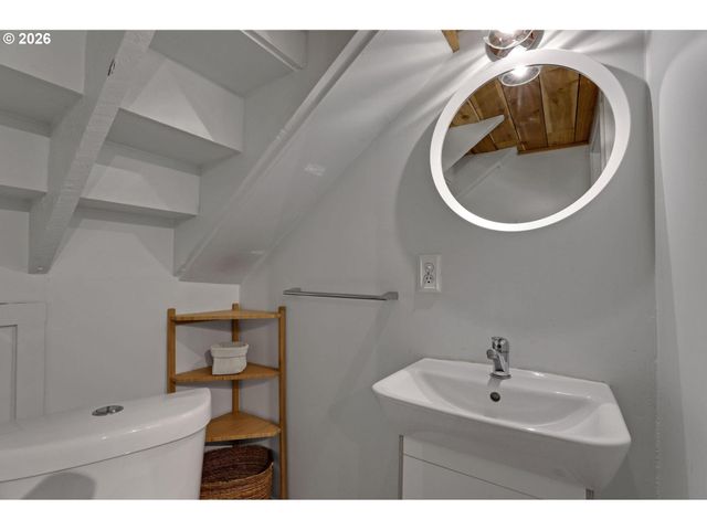 2406 Ne HALSEY St, Portland, OR 97232