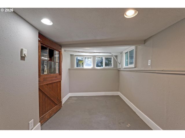 2406 Ne HALSEY St, Portland, OR 97232