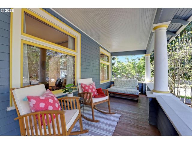 2406 Ne HALSEY St, Portland, OR 97232