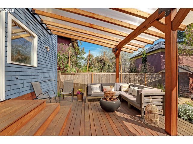 2406 Ne HALSEY St, Portland, OR 97232