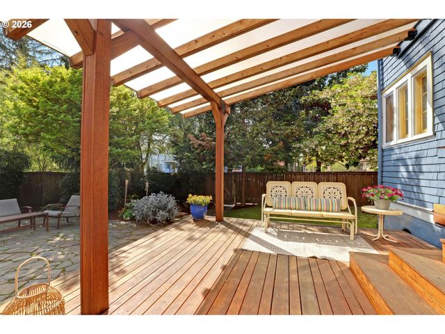 2406 Ne HALSEY St, Portland, OR 97232