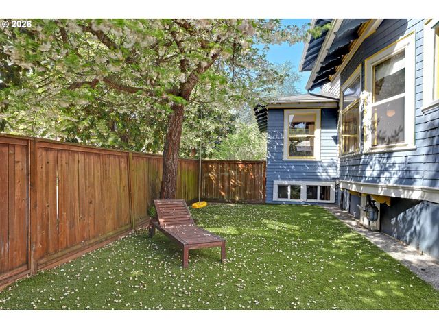 2406 Ne HALSEY St, Portland, OR 97232