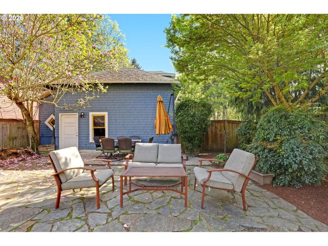 2406 Ne HALSEY St, Portland, OR 97232