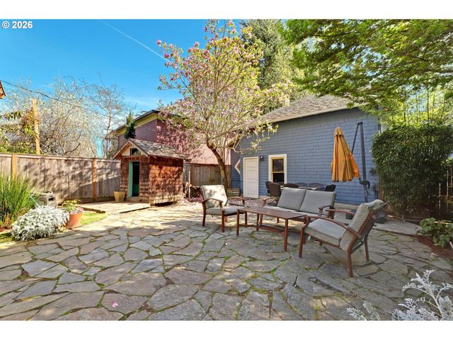 2406 Ne HALSEY St, Portland, OR 97232