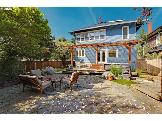 2406 Ne HALSEY St, Portland, OR 97232