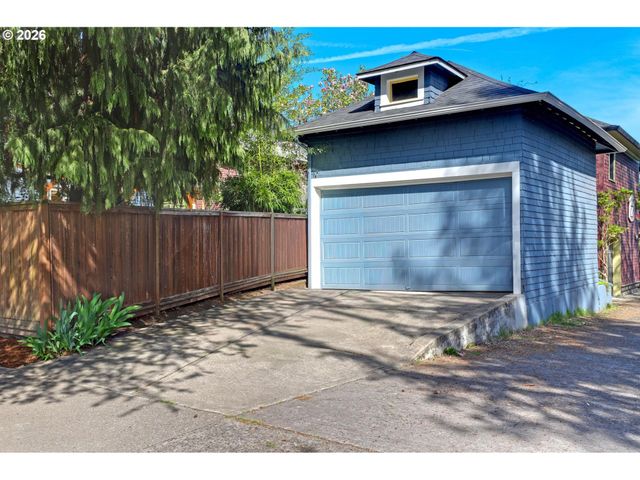 2406 Ne HALSEY St, Portland, OR 97232