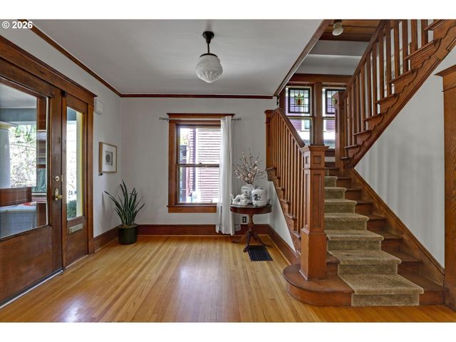 2406 Ne HALSEY St, Portland, OR 97232