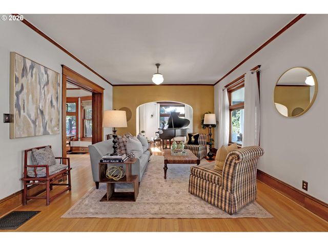 2406 Ne HALSEY St, Portland, OR 97232