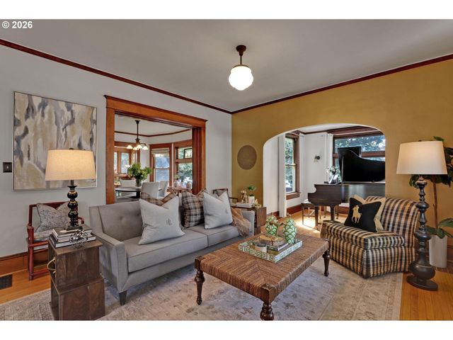 2406 Ne HALSEY St, Portland, OR 97232