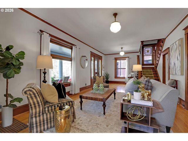 2406 Ne HALSEY St, Portland, OR 97232