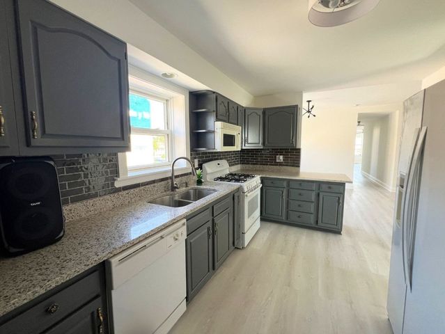 4343 W Diversey Avenue 2, Chicago, IL 60639