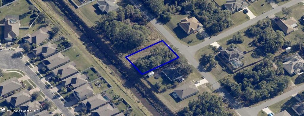 Image 4 of property listing at 657 Paigo Street SE, Palm Bay, FL 32909