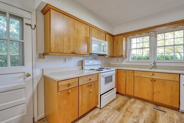 102 Wake Robin Circle, Spartanburg, SC 29301