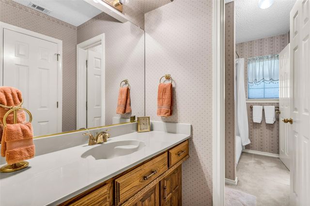 1013 Canyon Ridge Drive, Desoto, TX 75115