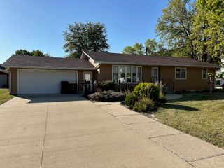 120 S 8th Avenue, Winterset, IA 50273