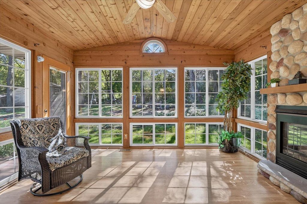 1222 E Lakeside Drive, Edgerton, WI 53534