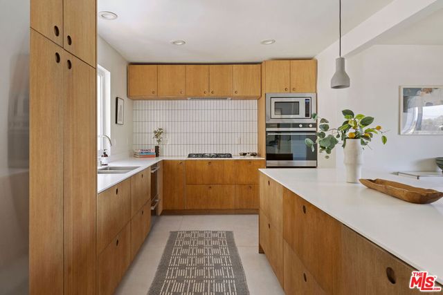 3750 Arbolada Road, Los Angeles, CA 90027
