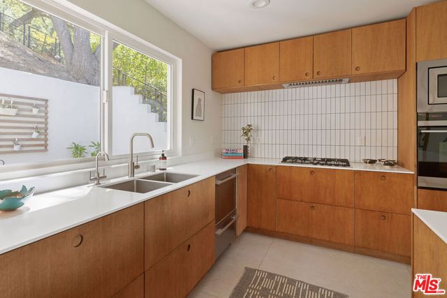 3750 Arbolada Road, Los Angeles, CA 90027