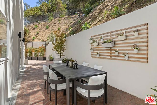 3750 Arbolada Road, Los Angeles, CA 90027