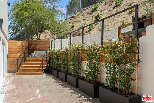 3750 Arbolada Road, Los Angeles, CA 90027