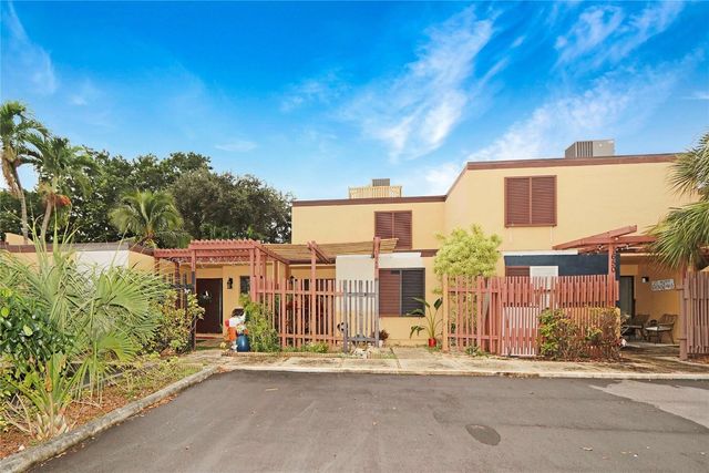 1640 W Golfview Drive, Pembroke Pines, FL 33026