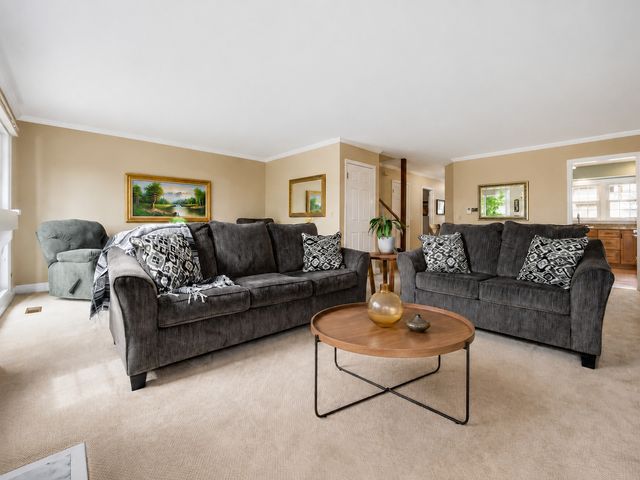 1150 Oakview Drive, Wheaton, IL 60187